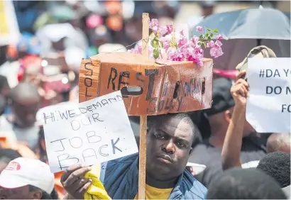  ?? Picture: Jacques Nelles ?? BOXED IN. A makeshift coffin with Tshwane mayor Solly Msimanga’s name on it during a protest by ANC Youth League members, dismissed security guards and Vat Alles workers yesterday.