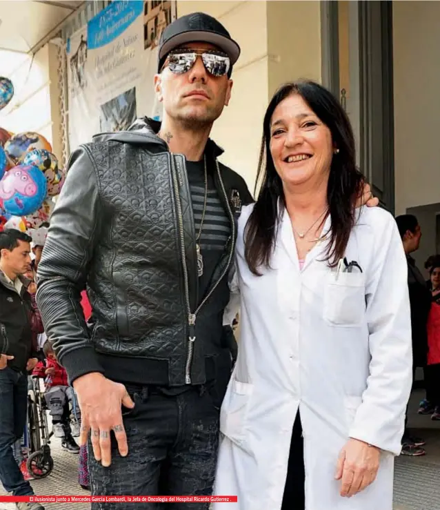  ??  ?? El ilusionist­a junto a Mercedes García Lombardi, la Jefa de Oncología del Hospital Ricardo Gutierrez .