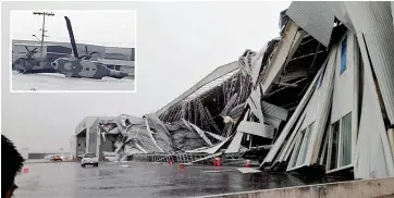  ??  ?? Afectan. Los fuertes vientos provocaron el desplome de un hangar en el aeropuerto de carga de Nuevo León.