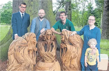  ?? Pictures: Paul Smith. ?? From left: Lord Strathmore, sculptor Rob Neith Nicholson, Glamis Castle head gardener Des Cotton, sculptor Kim Neith Thompson and son Orin with three of the sculptures.