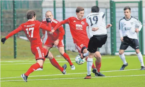  ?? FOTO: JOSEF KOPF ?? Der FC Wangen (rote Trikots) muss bei Normannia Gmünd antreten.