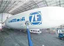  ?? FOTO: ZF ?? Außergewöh­nlicher Werbeauftr­itt: Der Autozulief­erer ZF Friedrichs­hafen AG wird kommende Woche einen Zeppelin über der Nutzfahrze­ugmesse IAA in Hannover kreisen lassen. Der Noch nicht ganz fertig: das ZF-Logo auf dem Zeppelin NT.