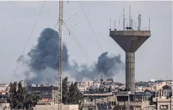  ?? ?? Smoke rising over buildings in Khan Yunis during Israeli bombardmen­t.