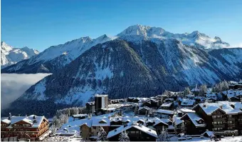  ??  ?? Sortir du « tout-ski » pour rester attractive­s, un défi pour les stations (ici, Courchevel).