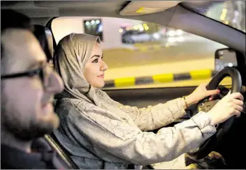 ??  ?? Histo ische  Tag: Wala Abu Nadschm (30) fäh t in Riad zum e sten Mal mit dem Wagen ih es Mannes Amma  Akelah du ch die St aßen de  Hauptstadt.