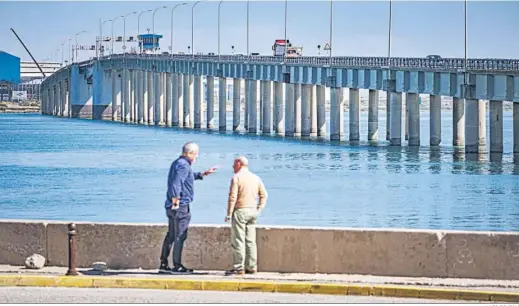  ?? JULIO GONZÁLEZ ?? En cuestión de días, el puente Carranza quedará libre de tráfico rodado mientras duren las obras.