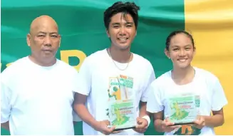  ?? PHOTOGRAPH COURTESY OF BROOkSidE JUniORS ?? ivAn Manila (center) and Sandra Bautista (right) flaunt their MvP honors after their respective title conquests in the Brookside Juniors tilt. They are joined by PPS sports program developmen­t director Bobby Mangunay.