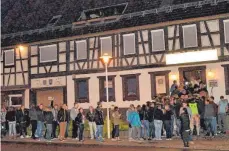  ?? FOTO: RALF PFRÜNDER ?? Vor Beginn der Corona-Pandemie und der damit verbundene­n Schließung war Schuras Kultkneipe „Holzwurm“stets gut besucht.