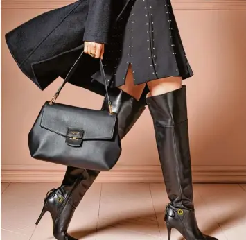  ?? Foto: ?? Handtasche­n mit nur einem Tragerieme­n wird es im Winter häufiger an Modefans zu sehen geben– das Label Liu Jo zeigt sie in klassische­m Schwarz (ca. 160 Euro). Liu Jo, dpa