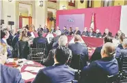  ??  ?? El miércoles el presidente López Obrador ofreció una cena a grupo de empresario­s en Palacio Nacional entre ellos Carlos Slim.