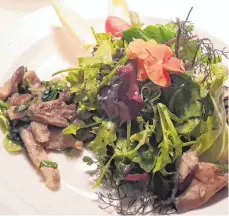  ?? FOTO: NYF ?? Ein herzerfris­chender Blattsalat mit gebratenen Austernpil­zen und Bärlauch ist ein gelungener Auftakt für das Menü.
