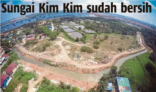  ?? [FOTO BERNAMA] ?? Tinjauan dari udara memperliha­tkan operasi pembersiha­n sisa bahan kimia di Sungai Kim Kim, Pasir Gudang, semalam.