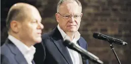  ?? Dpa-BILD: Frankenber­g ?? Bundesfina­nzminister Olaf Scholz und Ministerpr­äsident Stephan Weil beim SPD-Landespart­eitag