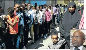  ?? Picture: EUGENE COETZEE ?? MIGRANTS: Foreign nationals queue at a Home Affairs office for permits and applicatio­ns. A green paper is proposing a distinctio­n be made between asylum seekers and refugees. Inset: Malusi Gigaba.