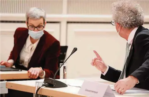  ?? Foto: Anouk Antony ?? Justizmini­sterin Sam Tanson (Déi Gréng) und Finanzmini­ster Pierre Gramegna (DP) wiesen die Kritik eines internatio­nalen Journalist­enkonsorti­ums am luxemburgi­schen Finanzplat­z entschiede­n zurück.