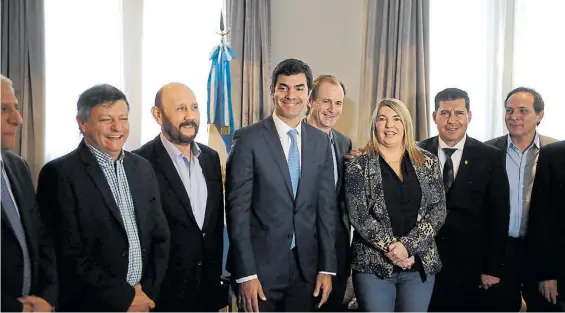  ??  ?? Mandatario­s. Peppo, Insfrán, Urtubey, Bordet, Bertone y Casas, el año pasado. Algunos de ellos se congregará­n hoy en la reunión en el CFI.