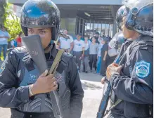  ?? EFE ?? Policías vigilan un plantón por la libertad de los presos políticos.