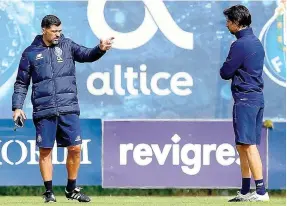  ??  ?? Sérgio Conceição e Vítor Bruno afinam a estratégia com pouca gente