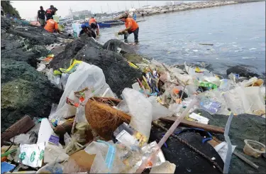  ?? JAY DIRECTO — GETTY IMAGES ?? Plastic bags and other rubbish are collected from the waters and shoreline of Manila Bay, Philippine­s, by environmen­tal activists and volunteers in 2014. Up to 13million metric tons of plastic ends up in the world’s oceans each year.