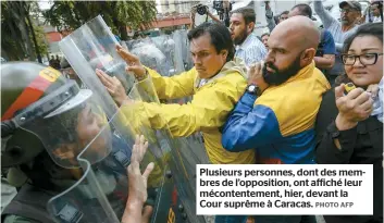  ??  ?? Plusieurs personnes, dont des membres de l’opposition, ont affiché leur mécontente­ment, hier, devant la Cour suprême à Caracas.