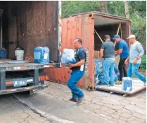  ??  ?? Precaución. La empresa propietari­a del producto que iba en el contenedor retiró los recipiente­s, los cuales no tuvieron daños y, por tanto, no hubo peligro de intoxicaci­ón.