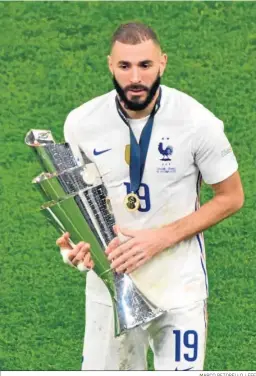  ?? MARCO BETORELLO / EFE ?? Benzema, con el trofeo de la Liga de las Naciones el pasado domingo.