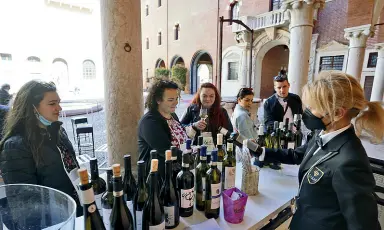  ?? ?? La kermesse Vinitaly and the City è tornato dopo due anni di stop in centro città con eventi e degustazio­ni