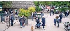  ?? FOTOS (2): TL ?? Geduld war gefragt: Abstand halten hieß es am Wochenende bereits von dem Krefelder Zoo. Nur 1300 Besucher durften gleichzeit­ig aufs Gelände.