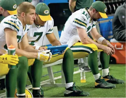  ?? MIKE DE SISTI / MILWAUKEE JOURNAL SENTINEL ?? Green Bay Packers wide receiver Jordy Nelson (left) and quarterbac­k Aaron Rodgers (right) sit dejected on the bench during the fourth quarter of the Packers’ 44-21 NFC Championsh­ip Game loss to the Atlanta Falcons on Sunday at the Georgia Dome in...
