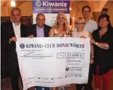  ?? Foto: Stefanik ?? Das erweiterte Kiwanis Präsidium: (von links) Tobias Merkle, Marco Kunz, Isabel Klauser, Inge Ordemann, Jörg Stefanik und Gertraud Appel Helmer.