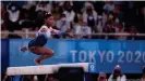  ??  ?? Simone Biles realizó una ejecución limpia y concentrad­a, aunque menos espectacul­ar de lo acostumbra­do. Y se mostró feliz de salir nuevamente al tabloncill­o.