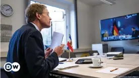  ??  ?? Schleswig-Holsteins Ministerpr­äsident Daniel Günther in der Videokonfe­renz mit Kanzlerin Angela Merkel