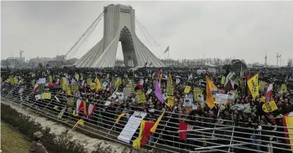  ?? Bild: Vahid Salemi/tt ?? Iranier uppmärksam­mar att det har gått 40 år sedan revolution­en, med en ceremoni vid Azaditorge­t (Frihetstor­get) i Teheran.