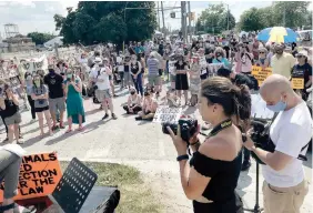  ?? CATHIE COWARD THE HAMILTON SPECTATOR FILE PHOTO ?? About 150 people gathered outside a Burlington slaughterh­ouse two days after Russell was killed, to pay tribute to the lifelong animal rights activist.