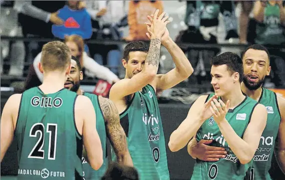  ?? FOTO: PEP MORATA ?? Gielo, Richard, Laprovitto­la, Dimitrijev­ic y Conger, festejando la victoria sobre el Fuenlabrad­a que el pasado domingo aseguró la permanenci­a para el Divina Joventut