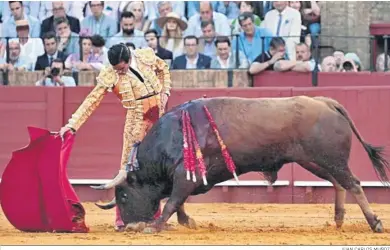  ?? JUAN CARLOS MUÑOZ ?? La faena del diestro sevillano al bonancible sexto de Domingo Hernández fue un auténtico tratado de buen gusto.