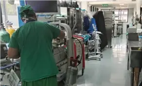  ?? CorTESÍA ?? En el Hospital Max Peralta, los médicos especialis­tas trabajan en el área de quirófanos con pasillos llenos de equipos.