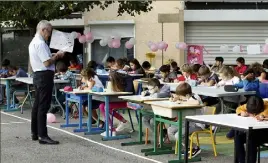  ?? (Photo Jean-François Ottonello) ?? Plusieurs élèves de l’école du Ténao avaient rendez-vous avec le maire hier matin, pour une dictée sur les leucodystr­ophies.