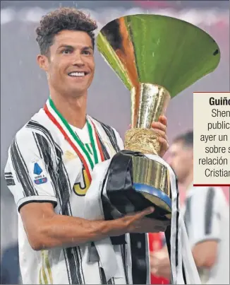  ??  ?? Cristiano Ronaldo, con el trofeo de ganador de la Serie A.