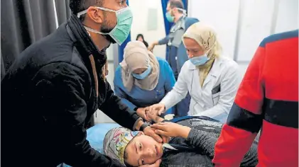  ?? AFP ?? Heridos. Una joven siria recibe ayuda en Alepo luego del ataque denunciado por grupos humanitari­os.
