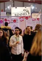  ??  ?? Des milliers de futurs bacheliers arpentent les allées du Parc Expo.