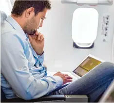  ?? Foto: kasto, Fotolia ?? Wenn Geschäftsl­eute fliegen, nutzen sie die Zeit oftmals zum Arbeiten. Doch die US Regierung hält Laptops an Bord für eine Bedrohung.