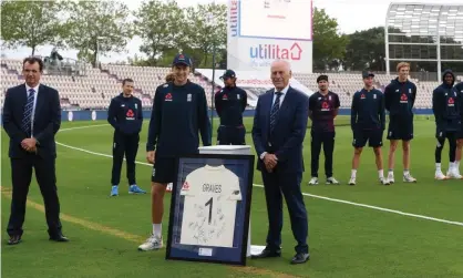  ??  ?? Colin Graves is presented with a shirt by Joe Root and the ECB chief executive, Tom Harrison. Photograph: Stu Forster/Getty Images