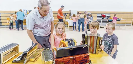  ?? – Gracieuset­é: Gabrielle Bissonnett­e ?? L’accordéoni­ste George LeBlanc a rencontré des jeunes de l’École Abbey-Landry dans le cadre du projet Les talents des aînés de che’nous.