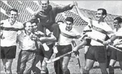  ??  ?? BRONCE. Los jugadores de hockey festejan su medalla en Roma 1960.