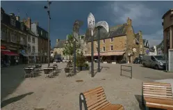  ??  ?? Derrière son port de pêche, Paimpol dissimule ses places et ruelles historique­s. C’est ici, sur ses quais, que se déroulera cette année le populaire Festival du Chant de Marin.