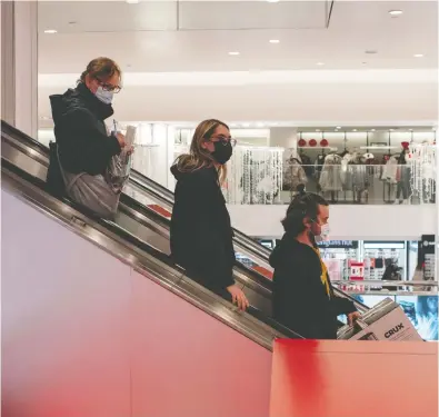  ?? SCOTT HEINS / GETTY IMAGES ?? The V-shaped recovery thesis for 2021 is overdone, writes David Rosenberg. These shoppers were out in Manhattan
the day before Christmas, but how many more skillets and TV sets are we going to need in the year ahead?