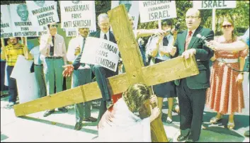  ?? Marilyn Wiess The Associated Press ?? Protestors demonstrat­e against Universal Pictures’ “The Last Temptation of Christ” in front of Universal chairman Lew Wasserman’s home in Beverly Hills, California.