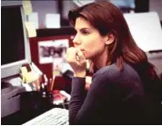  ?? ?? La red
Sandra Bullock interpreta a una genial analista de sistemas que descubre una trama para instalar un potente virus en los ordenadore­s del gobierno. Ella misma sufrirá un secuestro de identidad y todo tipo de maldades digitales. Un clásico, y como tal tiene que disfrutars­e.