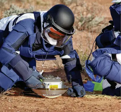  ??  ?? ABOVE: Extracting samples from the first Hayabusa mission